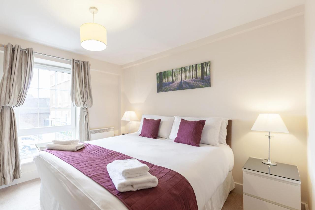 Roomspace Serviced Apartments - Central Walk Epsom Luaran gambar